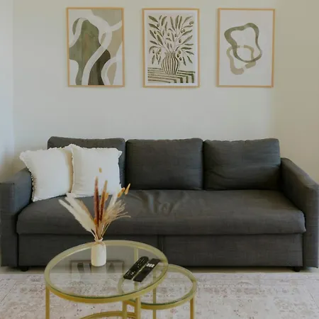 Cozy And Modern 4 Guests